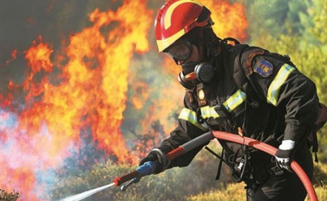 Σε θέση μάχης πυροσβέστες, οχήματα και εναέρια μέσα